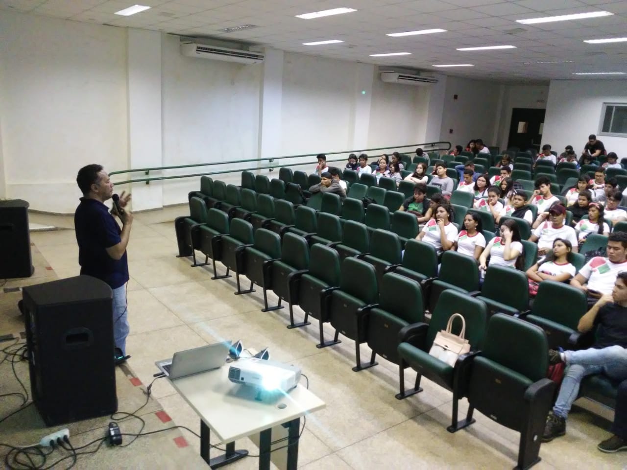 Professor Washington Brandão apresenta a Micro-Rede a estudantes e servidores